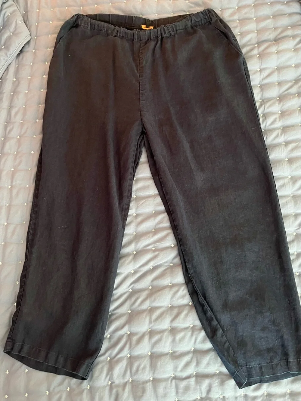 Women’s Quince brand lightweight wide leg linen pants. Navy